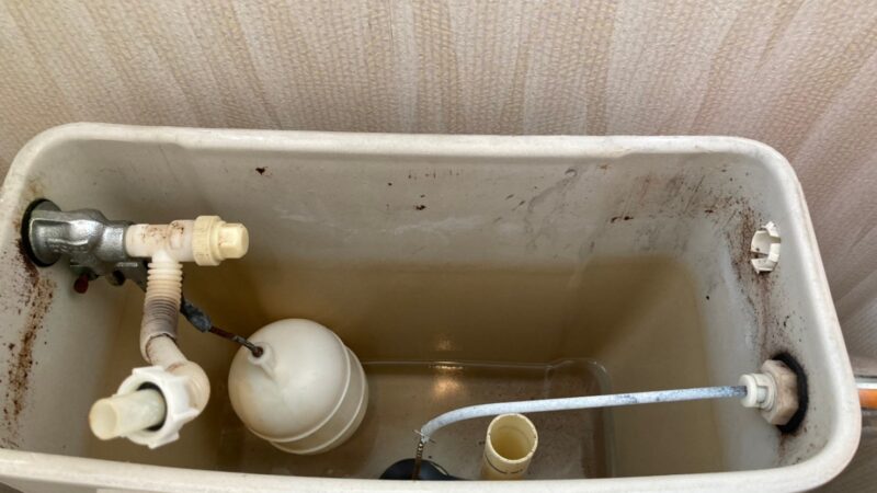トイレから水がずっと出てる　トイレタンク内補修工事　寝屋川市