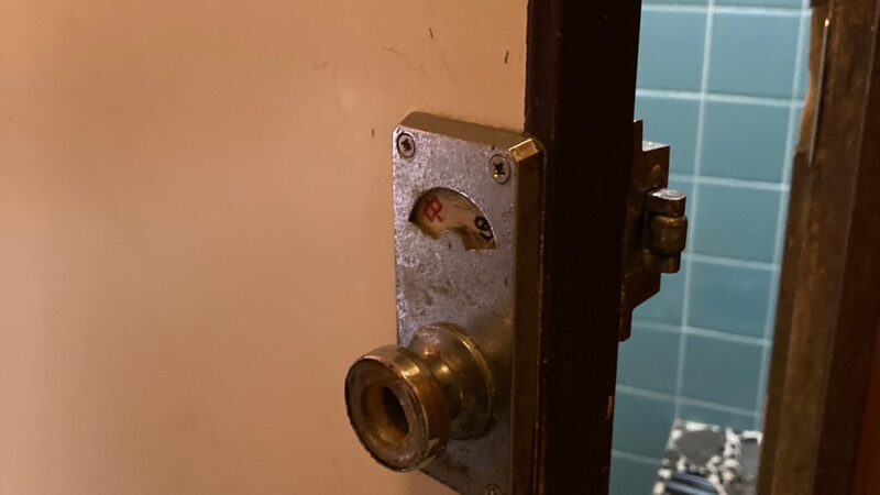 トイレのドア　鍵がかかってしまって開けられない～！というお困りごと解決　寝屋川市